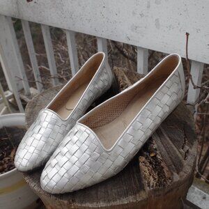 Ladies Silver Flats By Vanessa